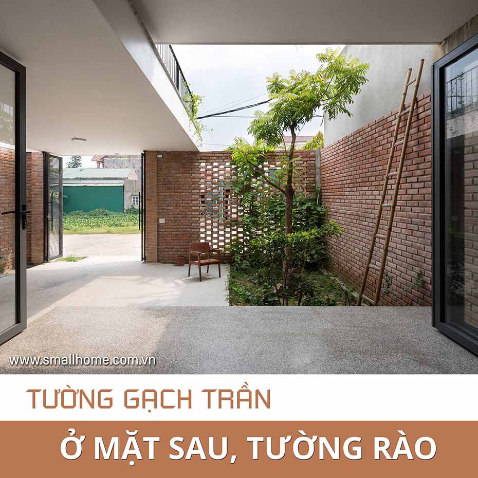 tường gạch trần phía sau tường rào