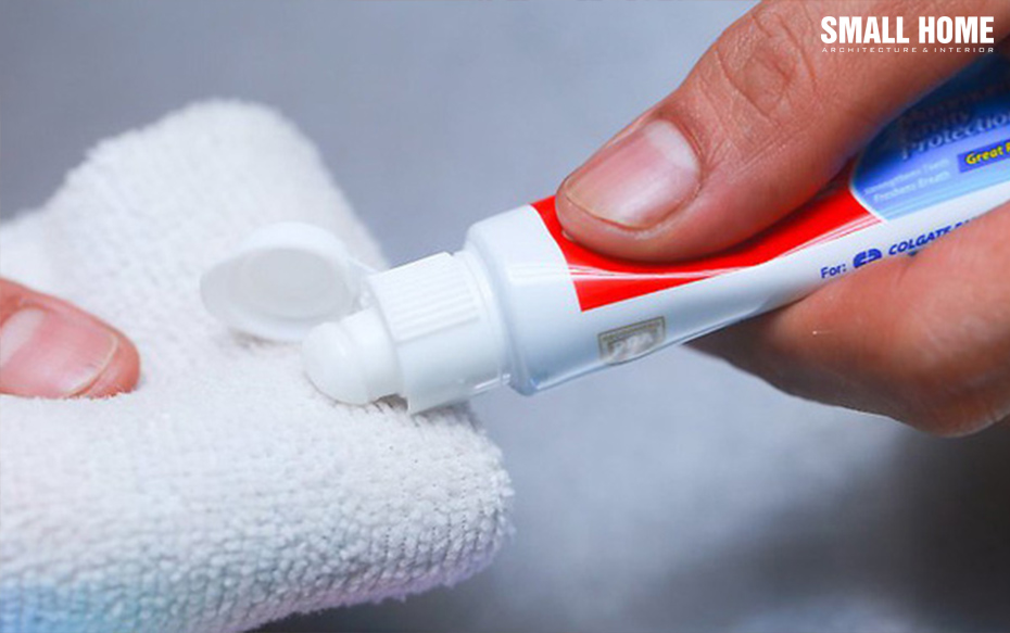Vệ sinh đồ nội thất gỗ bằng kem đánh răng