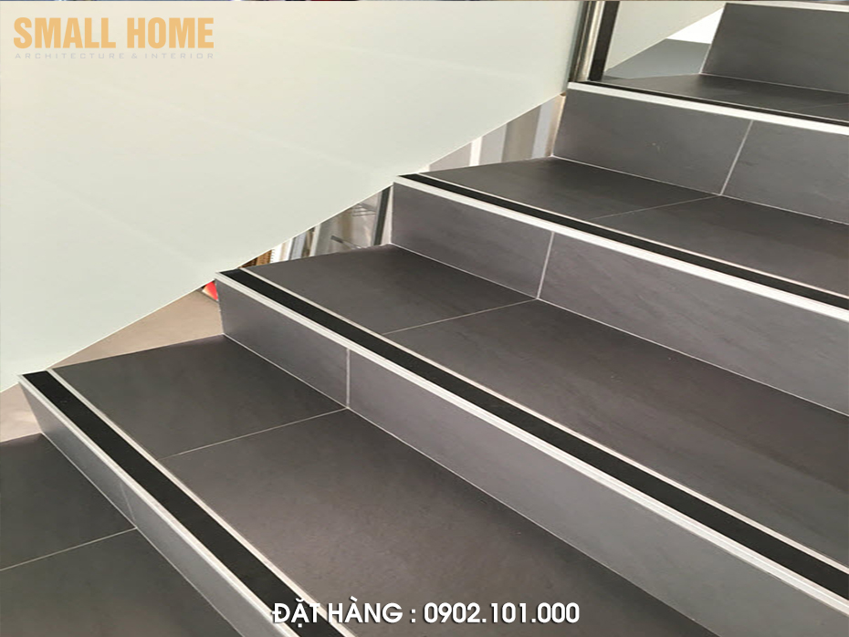 2-hình ảnh thực tế gắn nẹp nhôm chống trượt cầu thang DE-1