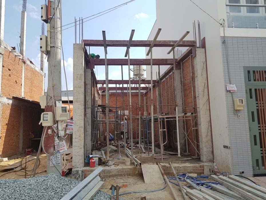 hinh-anh-thi-cong-thuc-te-nha-pho-2-tang-hien-dai-07