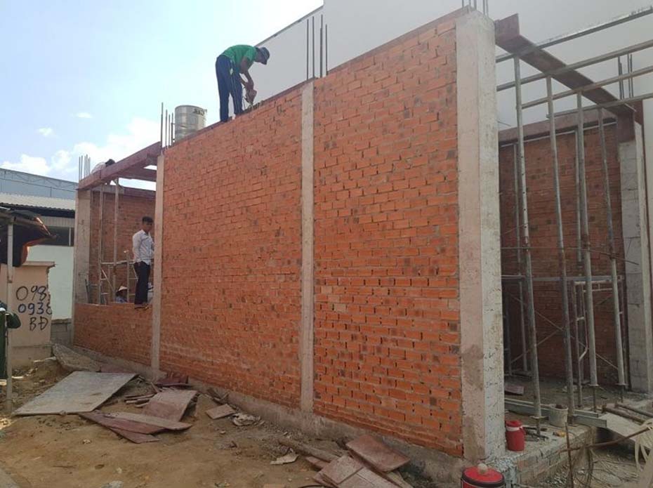 hinh-anh-thi-cong-thuc-te-nha-pho-2-tang-hien-dai-08