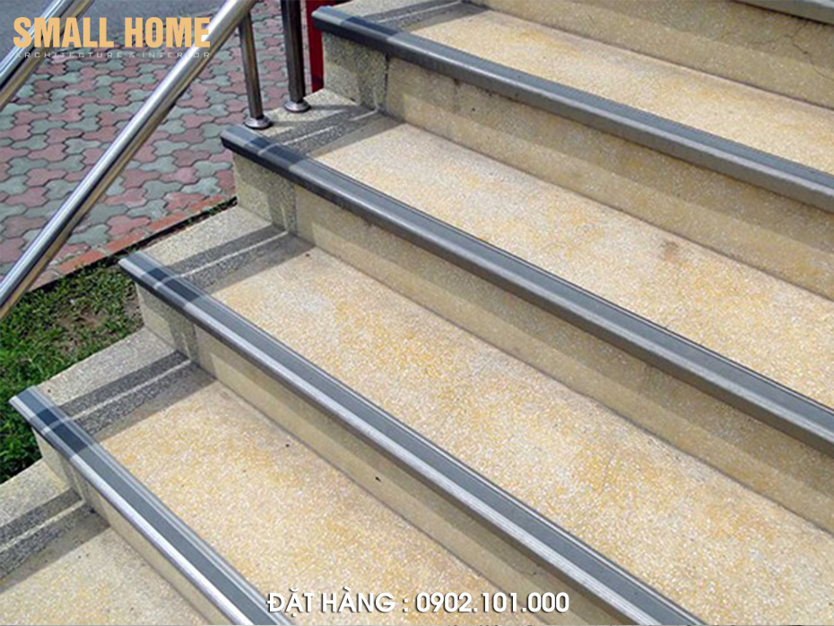 hình ảnh thực tế gắn nẹp nhôm chống trượt cầu thang DE-1