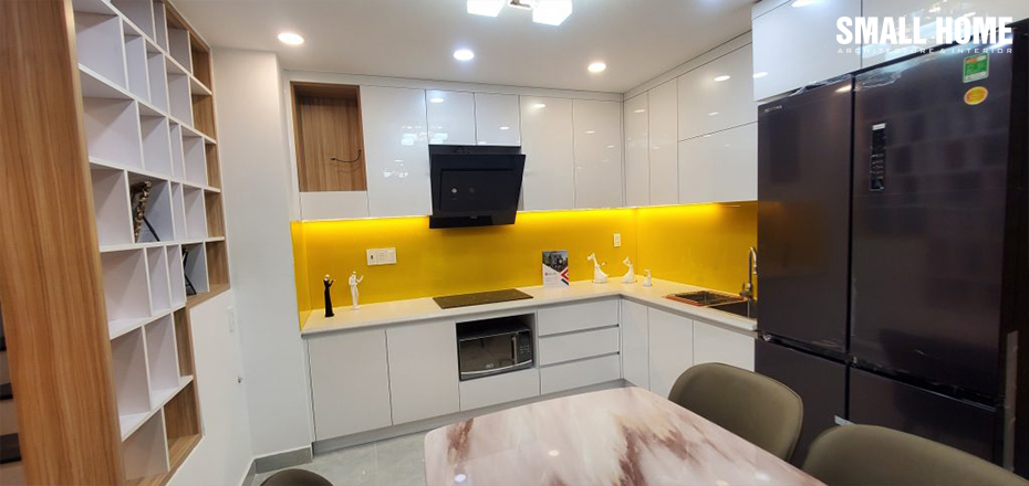 Kính cường lực ốp tường bếp màu vàng.