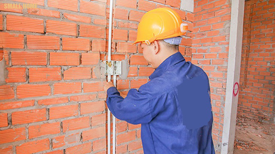 luồn dây điện âm tường