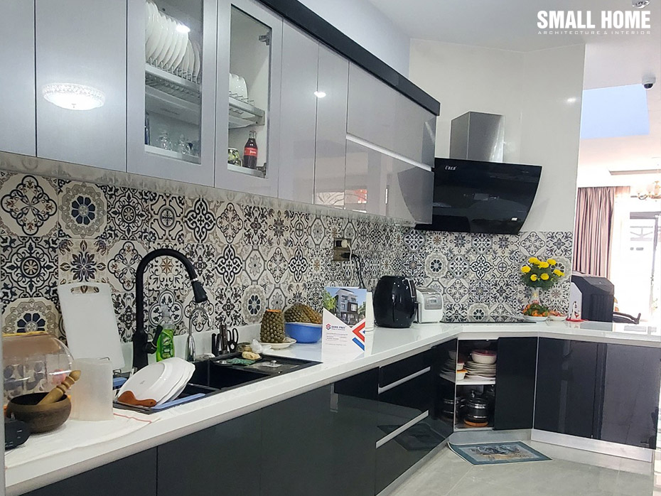 Sở hữu tone trắng đen cơ bản với những họa tiết cổ điển