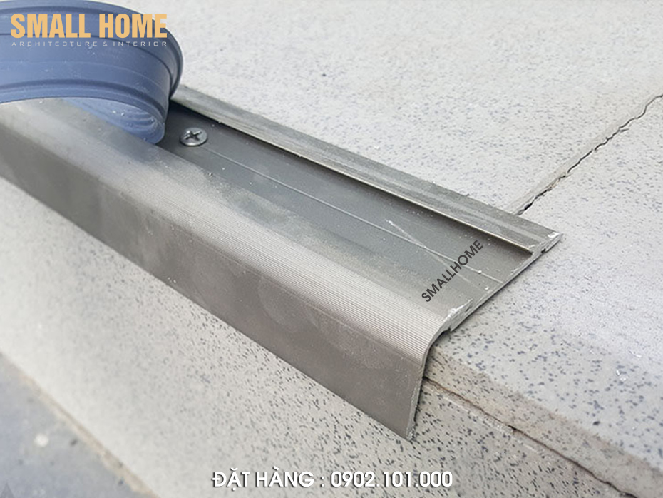 thi-cong-nep-nhom-cau-thang-DE-1