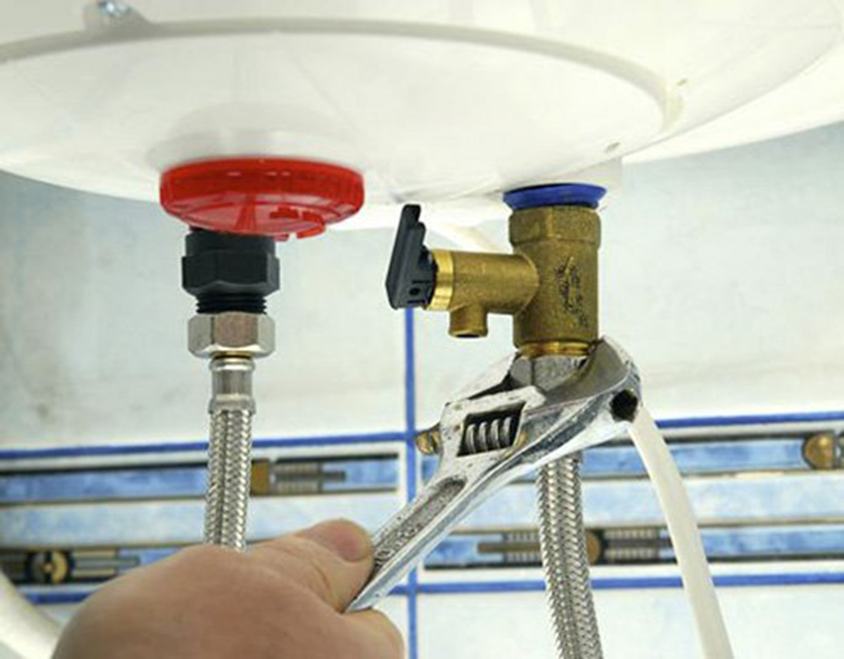 Áp lực và nhiệt độ van xả của bình nước nóng không được điều chỉnh đúng