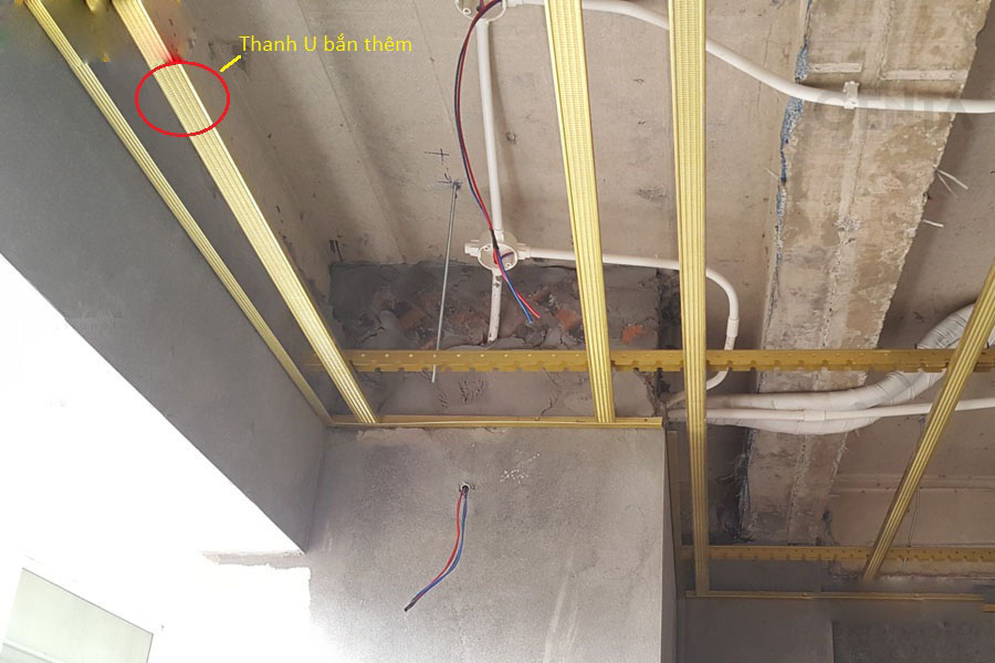 Lắp-thêm-thanh-U-vào-gần-tường-trong-quá-trình-thi-công-nẹp-1