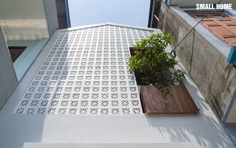 Gạch hoa gió giúp lọc bụi bẩn vào trong nhà nhưng cũng đồng thời giữ lại bụi bẩn trên chính những hoa văn khó lau chùi này