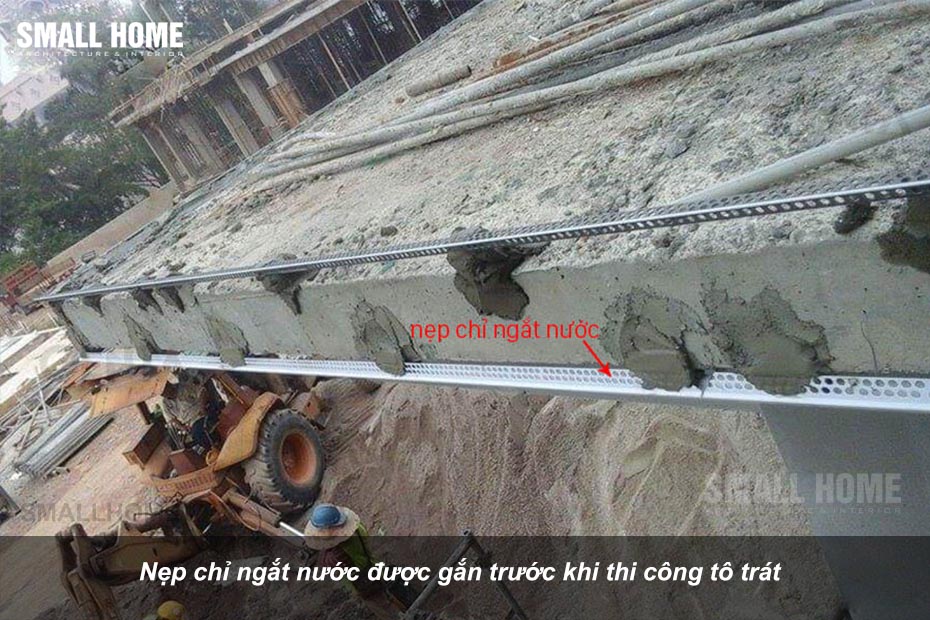 Nẹp chỉ ngắt nước được gắn trước khi thi công tô trát