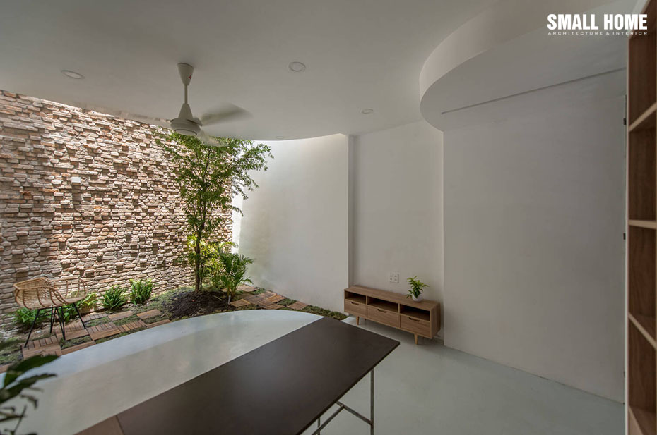 Tường gạch thô sẽ mang tới nét phá cách cho khe thoáng nhưng loại gạch này lại dễ hút ẩm hơn tường trát vữa