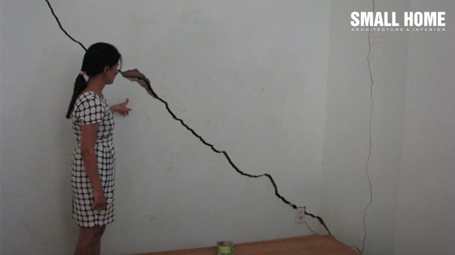 Vết nứt nghiêng trên tường
