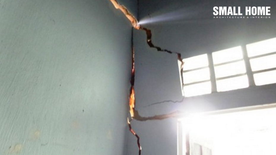 Vết nứt sâu xuyên qua tường