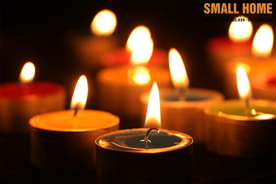 Thắp nến trong nhà