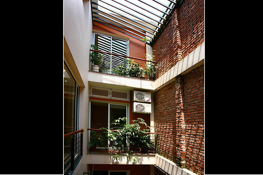 thiet-ke-gieng-troi-cho-nha-ong-2