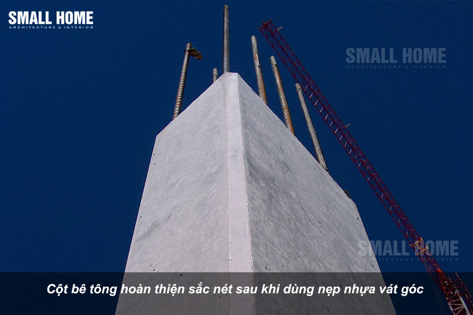 Cột bê tông hoàn thiện sắc nét sau khi dùng nẹp nhựa vát góc