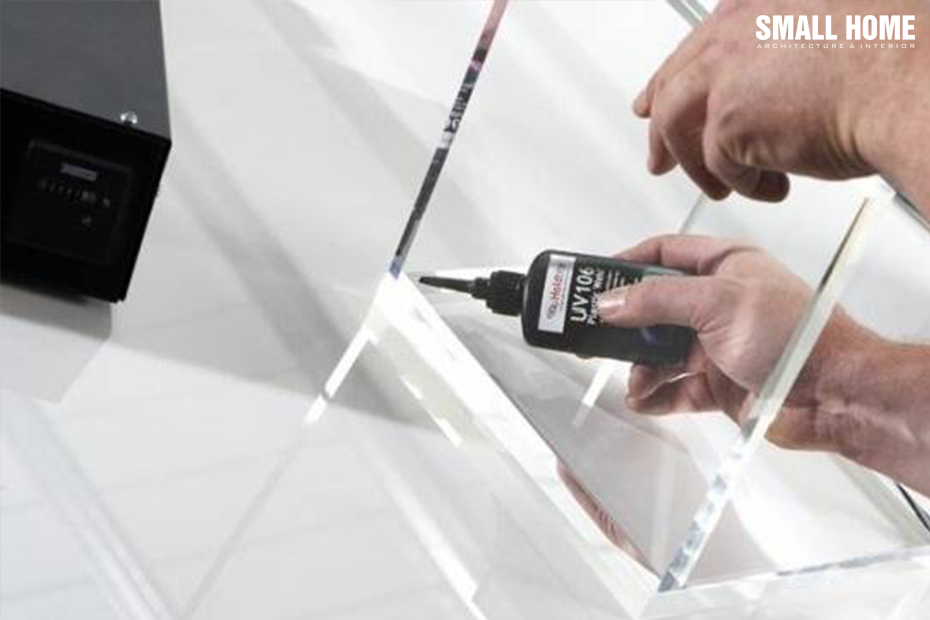 Các tấm kính với kim loại đặt trong môi trường có độ ẩm cao, thì keo silicone chính là sự lựa chọn hàng đầu và tối ưu nhất