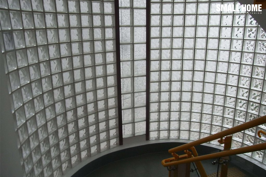 gach-kinh-lay-sang-cau-thang