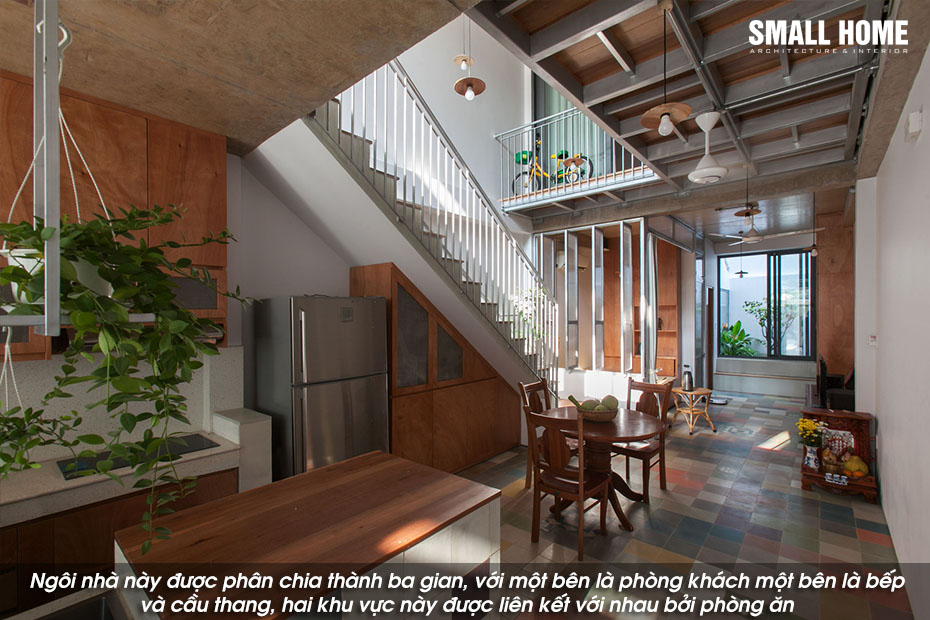 Ngôi nhà này được phân chia thành ba gian, với một bên là phòng khách một bên là bếp và cầu thang, hai khu vực này được liên kết với nhau bởi phòng ăn