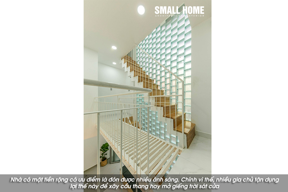 Nhà có mặt tiền rộng có ưu điểm là đón được nhiều ánh sáng. Chính vì thế, nhiều gia chủ tận dụng lợi thế này để xây cầu thang hay mở giếng trời sát cửa