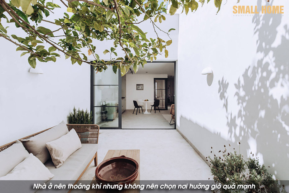 Nhà ở nên thoáng khí nhưng không nên chọn nơi hướng gió quá mạnh